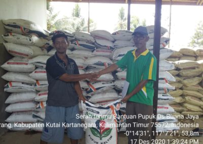 PEMBAGIAN PUPUK GRATIS UNTUK KELOMPOK TANI DESA BHUANA JAYA