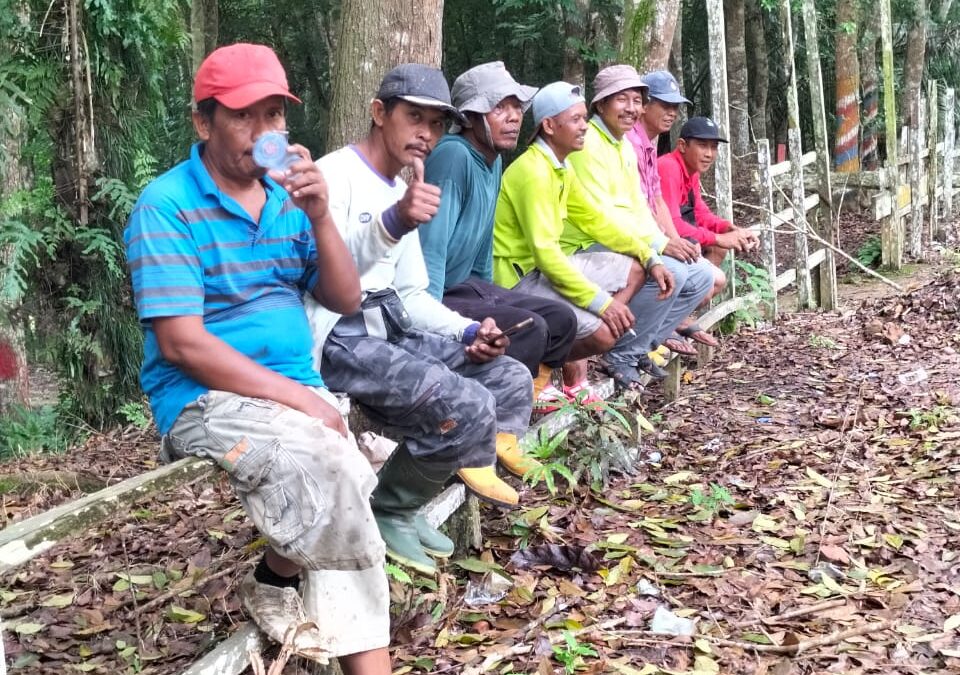 Terapkan Gelar Budaya Desa Bersih, Ketua RT Se Desa Bhuana Jaya Bergotong Royong Membersihkan Jalan Utama Desa