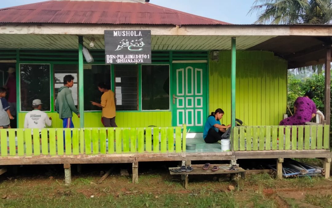 Sambut Ramadhan, Warga Rt.001 Dusun Pulau Mas Gotong-Royong Bersihkan Mushola