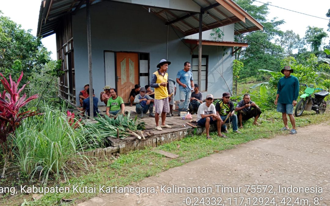 Warga Rt.015 Dusun Bina Mulya Antusias Melaksanakan Gotong Royong