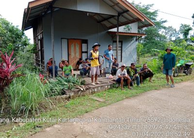 Warga Rt.015 Dusun Bina Mulya Antusias Melaksanakan Gotong Royong
