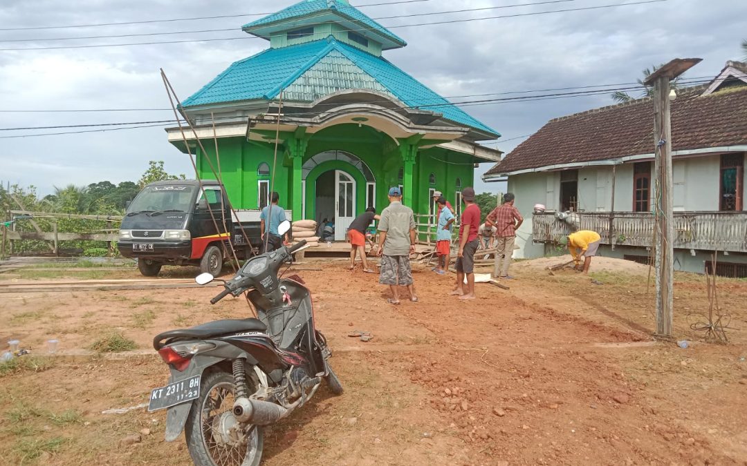 Warga Rt.020 Dusun Sido Makmur Gotong Royong di Mushola
