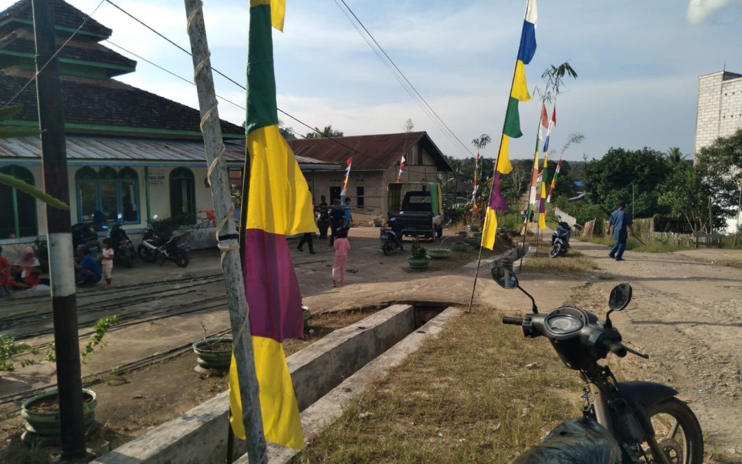 Antusias Warga Rt.012 Dusun Bina Mulya Gotong Royong Di Mushola