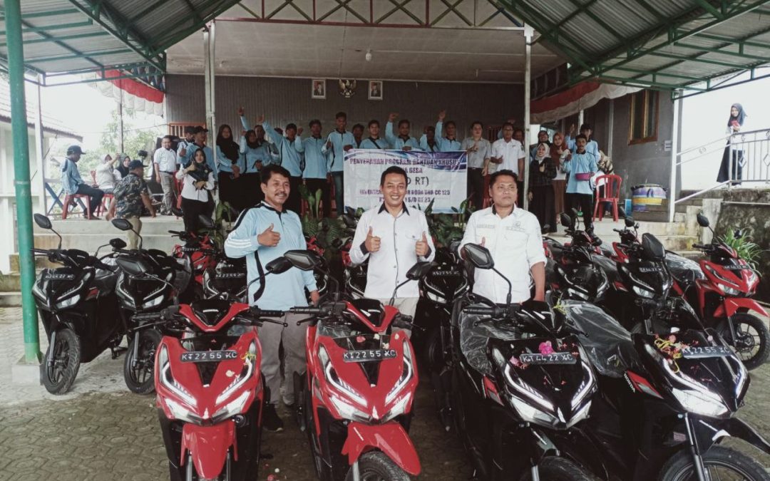 Kepala Desa Bhuana Jaya Bersama Camat Tenggarong Seberang Serahkan 23 Unit Motor Dinas
