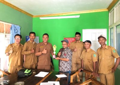 Penyerahan Piala Juara Umum Kejuaraan Silat Pantai Kepada Kepala Kepala Desa Bhuana Jaya