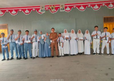 Pemerintah Desa Bhuana Jaya Kecamatan Tenggarong Seberang muliakan hari kelahiran Nabi Muhammad SAW dengan berbagi Beasiswa bagi siswa berprestasi