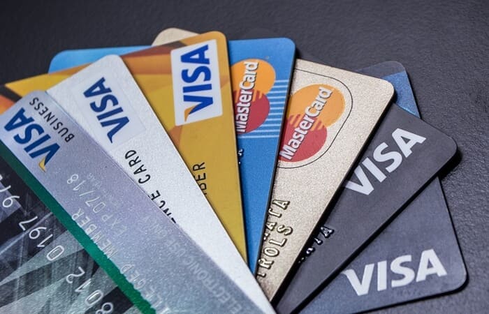 Cara Cerdas Menggunakan Kartu Debit dan Kartu Kredit