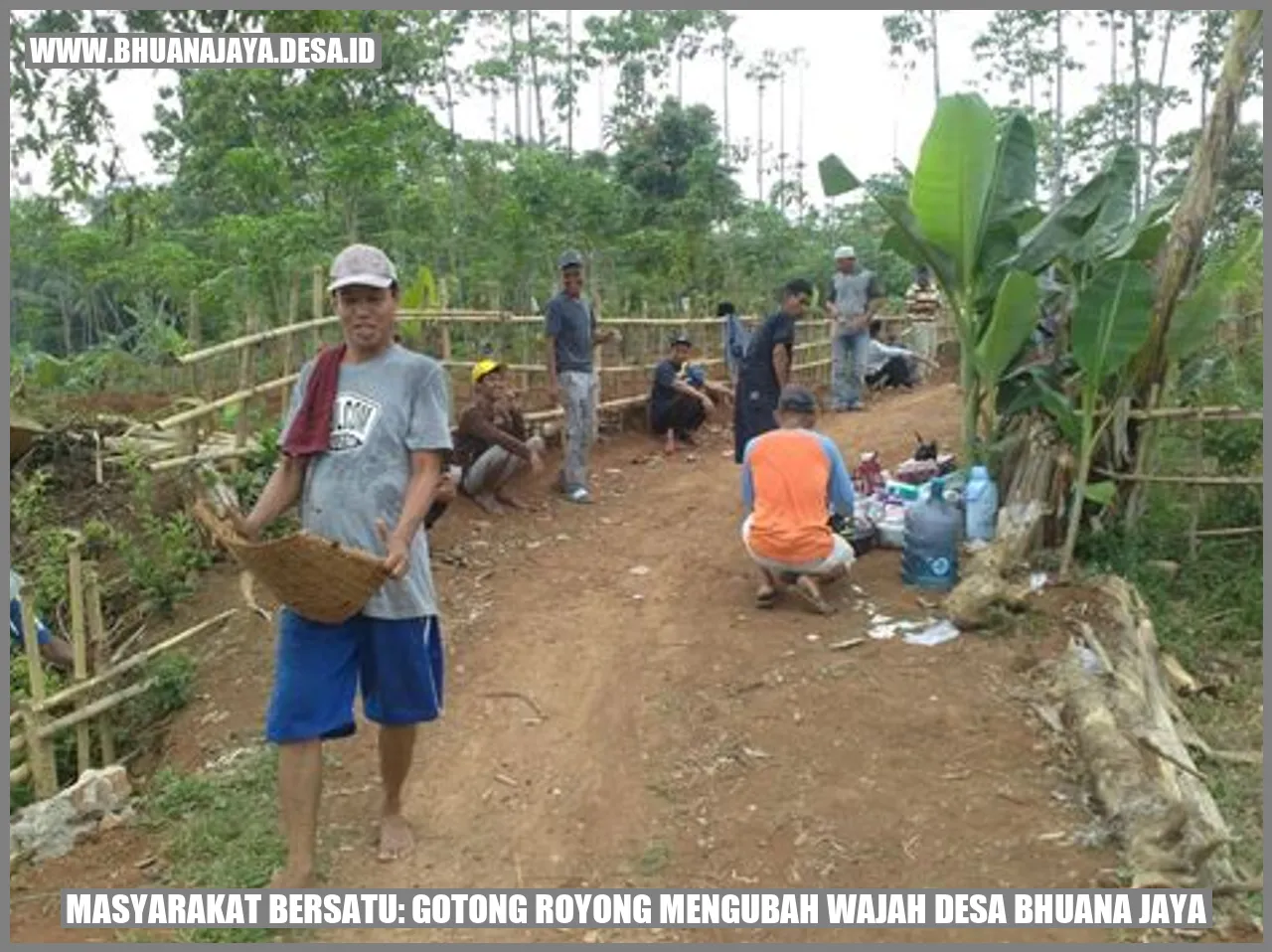 Masyarakat Bersatu: Gotong Royong Mengubah Wajah Desa Bhuana Jaya