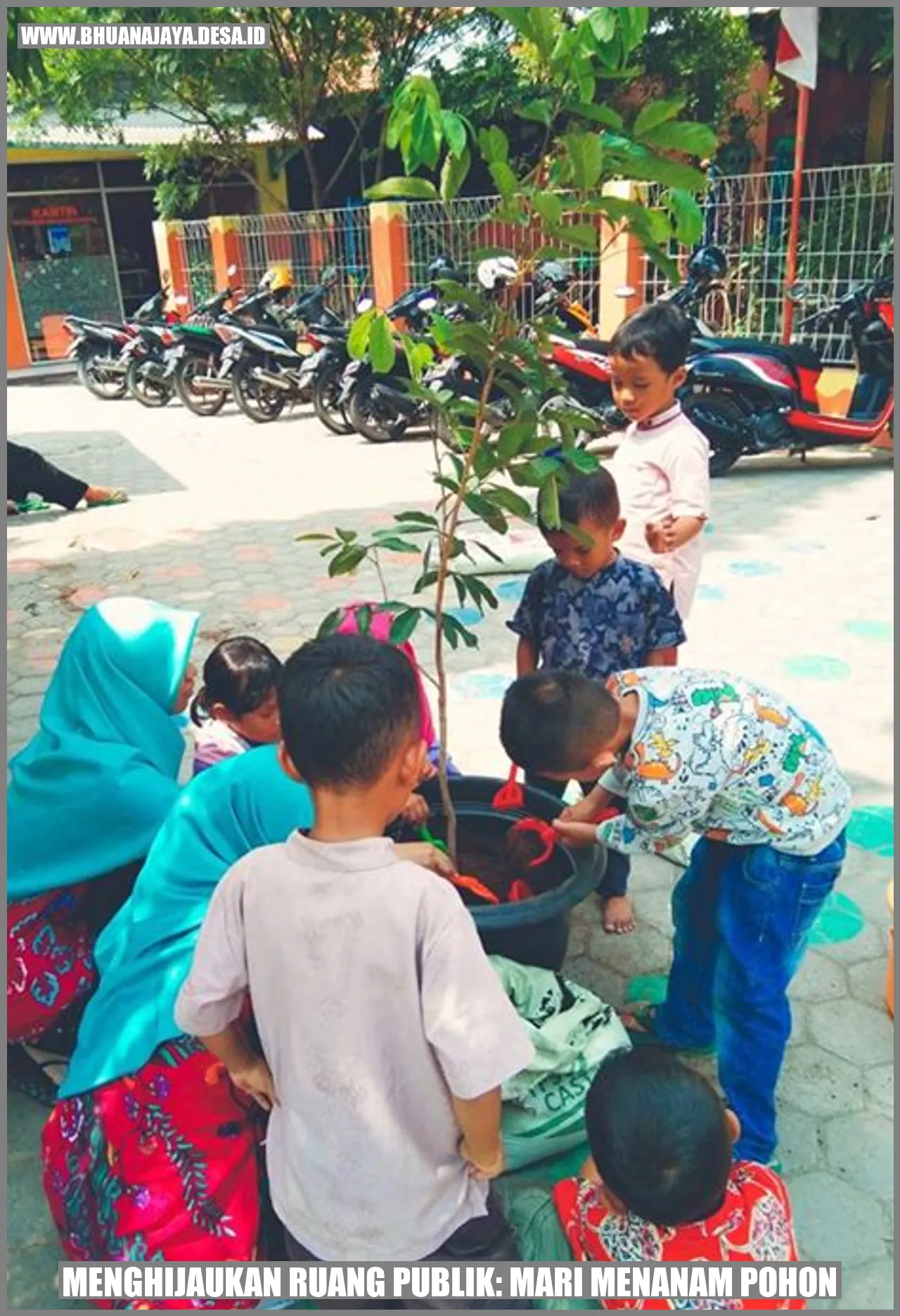 Menghijaukan Ruang Publik: Mari Menanam Pohon